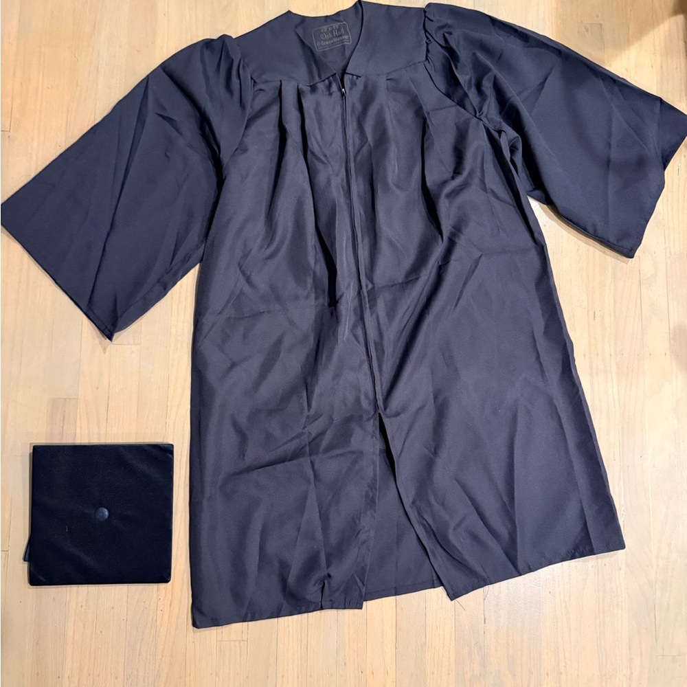 Black Graduation gown an cap 5’3” - 5’5”